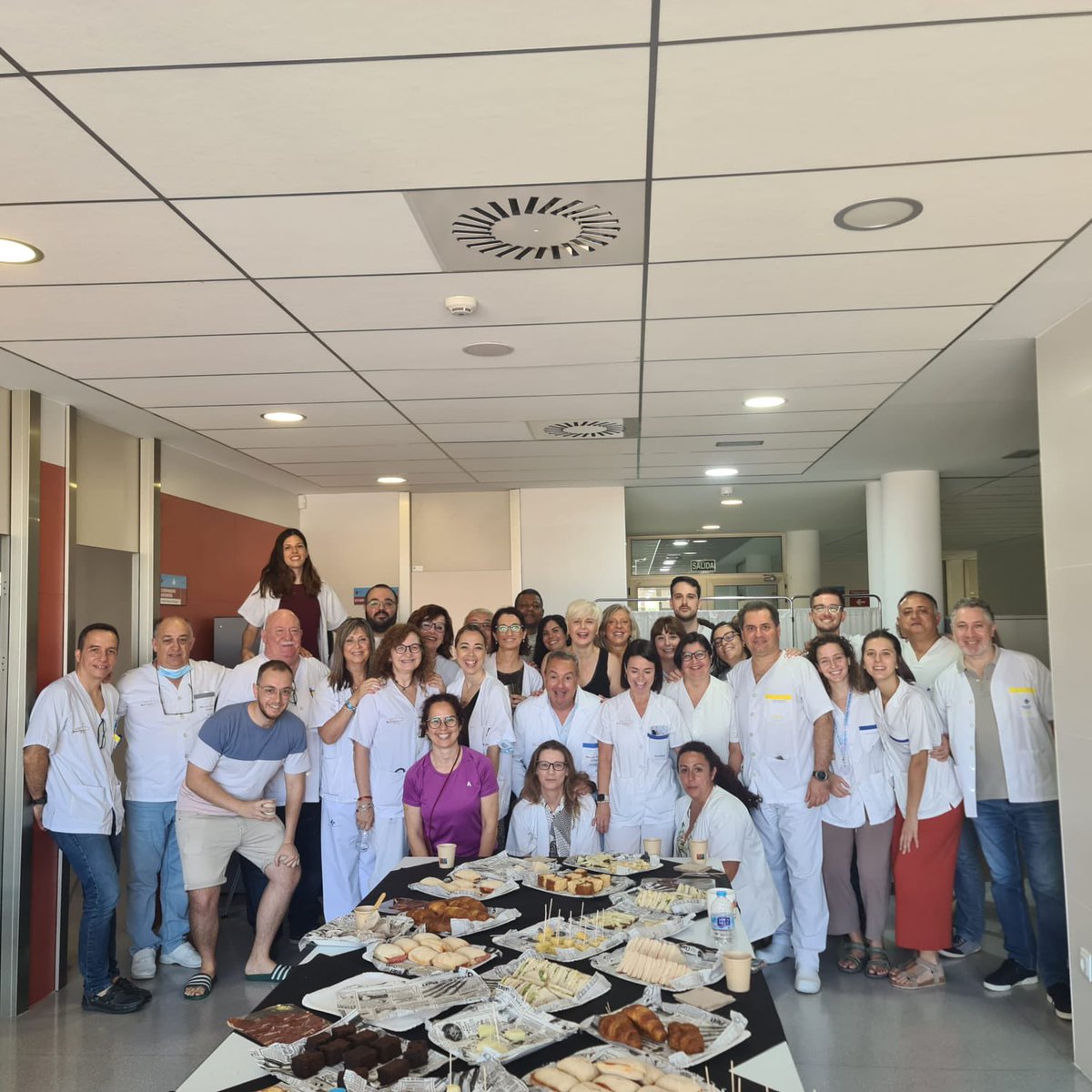 CS_SanAnton's tweet photo. Se nos jubila “El Murcia”, enfermero de raza y carácter q ha ejercido en nuestro @CS_SanAnton desde que lo inauguraron allá por los años ochenta y tantos, gran profesional y docente con cientos de estudiantes y EIR a sus espaldas en los que ha dejado huella.JoseLuis 🙌🏼😍😘😘😘 https://t.co/4Gdktn50fI