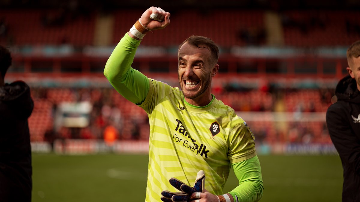 SalfordCityFC's tweet photo. 2⃣ more years of this guy 😍 https://t.co/uBR7qDpqQ7