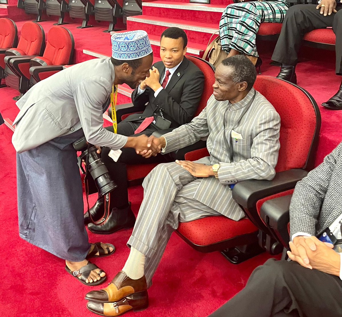 MustafaShujaa's tweet photo. Leo nimepata bahati na furaha kukutana na Mzee wetu Profesa Lumumba @ProfPLOLumumba , Ninakuombea heri na maisha marefu ili nizidi kujifunza mengi kutoka kwako https://t.co/z6TVq9Ucia