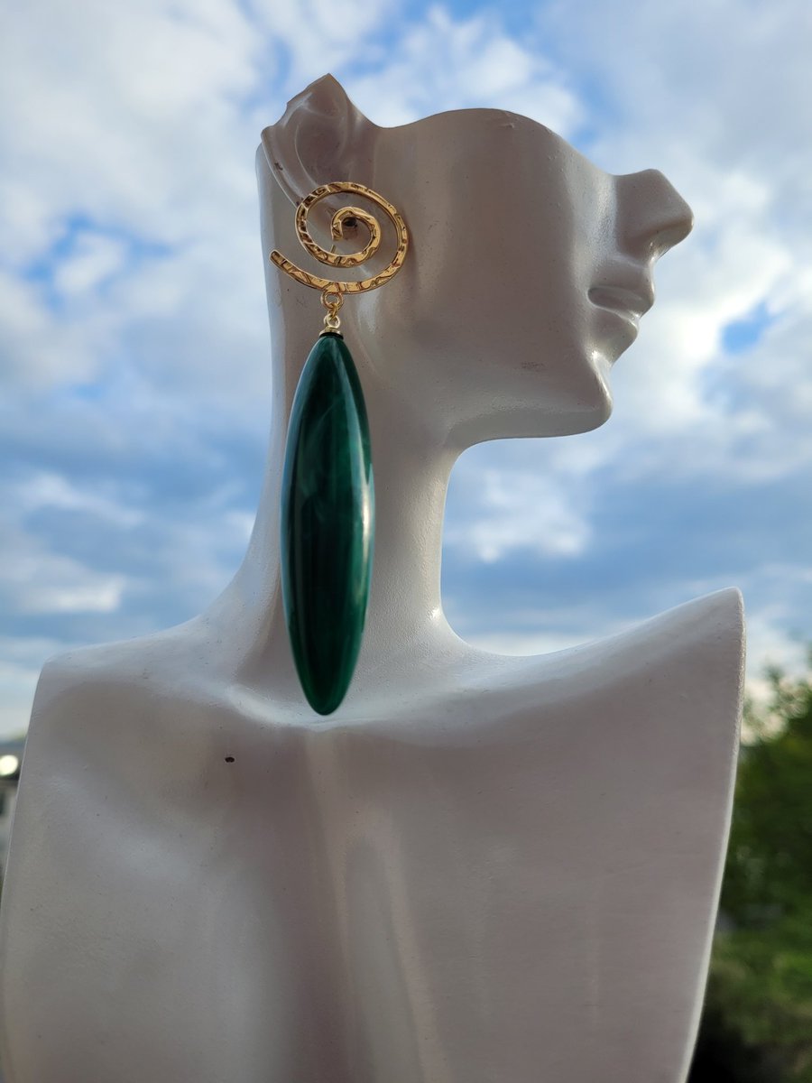 NJcrea226's tweet photo. Après quelques mois de pause, nous vous présentons la collection "Perlicious". Un mélange de perles et de poids Baoulé. 
En espérant que vous aimerez cette collection remplie de simplicité comme d'habitude😊
Pour Toutes vos commandes veuillez nous contacter inbox Twitter /Insta https://t.co/3eBwEu6EcO
