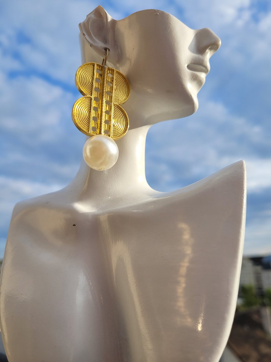 NJcrea226's tweet photo. Après quelques mois de pause, nous vous présentons la collection "Perlicious". Un mélange de perles et de poids Baoulé. 
En espérant que vous aimerez cette collection remplie de simplicité comme d'habitude😊
Pour Toutes vos commandes veuillez nous contacter inbox Twitter /Insta https://t.co/3eBwEu6EcO