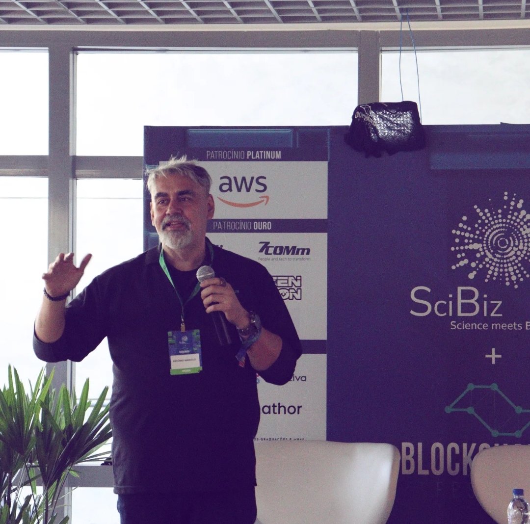 kusamigosonline's tweet photo. Registro do Antonio Fonseca, CEO do @CodigoBrazuca, apresentando o Bootcamp Fábrica de Nodes no #blockchainsp
#usp #blockchainsaopaulpo #blockchain #web3 #polkadot #kusama https://t.co/64xrdfLu05