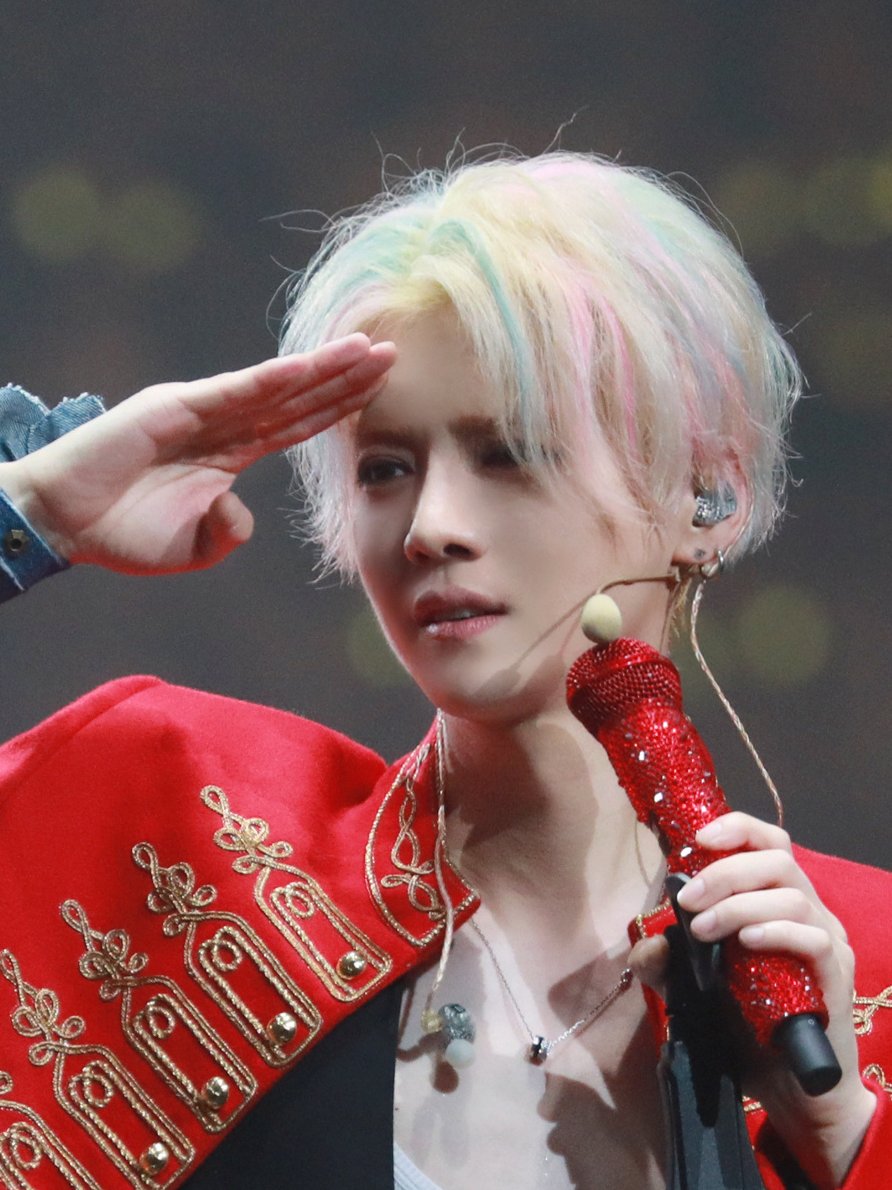 luhan is so beautiful it's actually insane