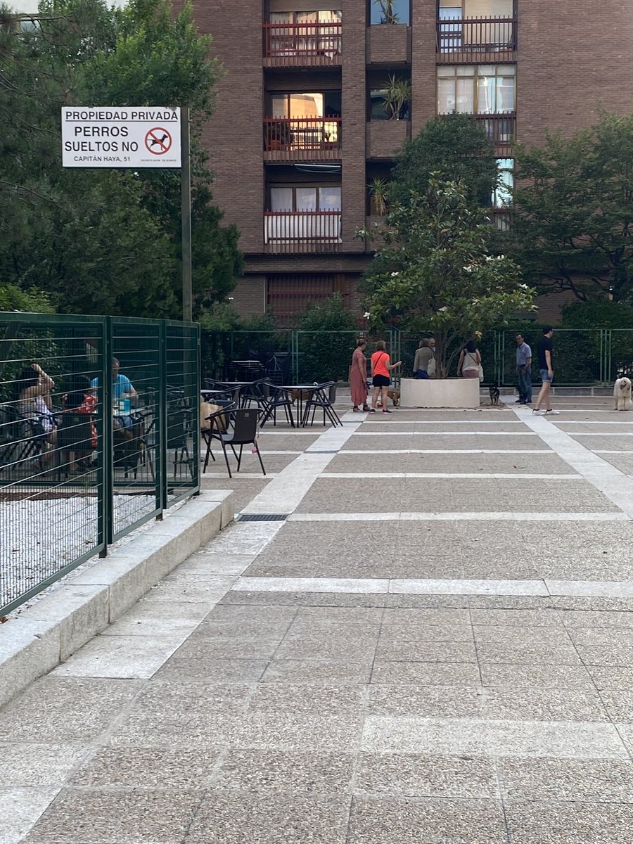 SokiCalzas's tweet photo. INCUMPLEN las normas constantemente, el sitio es una servidumbre de paso, el bar no tiene permiso de la comunidad, los perros pueden pasar pero no estar Y MUCHO MENOS SUELTOS. Es propiedad privada..@policiademadrid @HugoApMo @e198320142017 https://t.co/bnbSFAmjka
