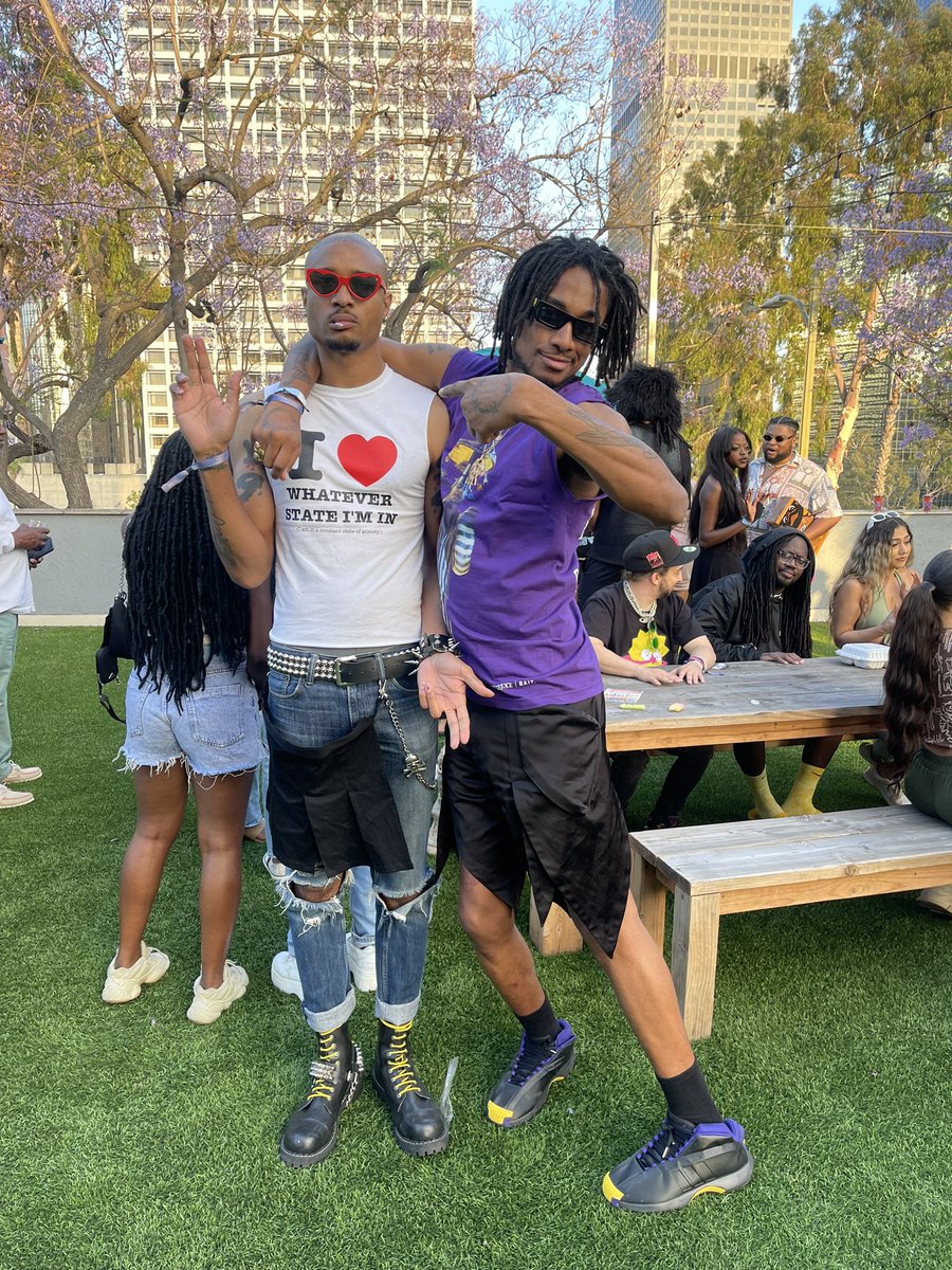 ****face tweet media