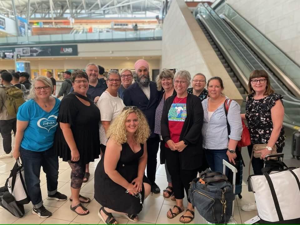 McCoy710's tweet photo. Returning from #ONAPCM in Thunder Bay and look who was on the plane with @ontarionurses @theJagmeetSingh Thank you for #supportingnurses #protectpublichealthcare @CFNU @CFNUPresident https://t.co/U2T46MpZtC