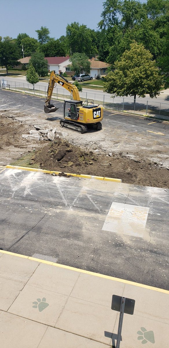 And there go <a href="/annbuch43/">Ann Buch</a> and <a href="/honest2educate/">Allison Yoder</a> parking spots! 
#build25 <a href="/AHSD25Westgate/">Westgate Elementary</a>