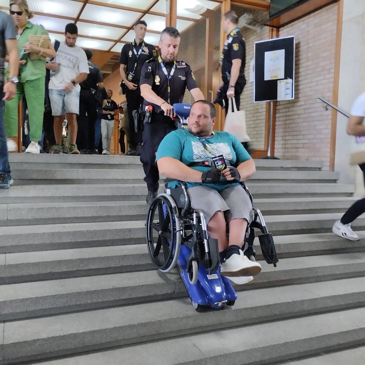 Desde #CHCSED queremos agradecerle a <a href="/policia/">Policía Nacional</a> el trato recibido en <a href="/C1b3rWall/">C1b3rWall</a> 2023 a todos los voluntarios XXXVII 👮 profesores y ponentes,a José García Molina y el resto de la plana en especial al profe de la oruga, y al resto de componentes que no pudieron viajar a Madrid.