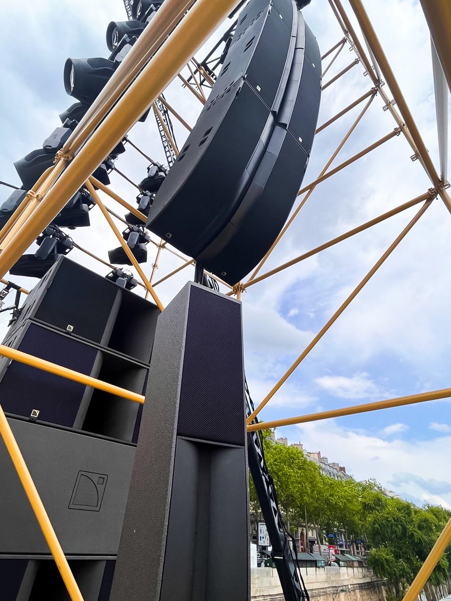 L_ACOUSTICS's tweet photo. L Series made its French pilot phase debut with Certified Providers #Dushow, deployed by #DePréférence on the Pont Neuf in Paris at the Louis Vuitton Menswear SS2024 Fashion Show under the artistic direction of Pharell Williams 🔊
📸 De Préférence https://t.co/NgUAKXmHBu