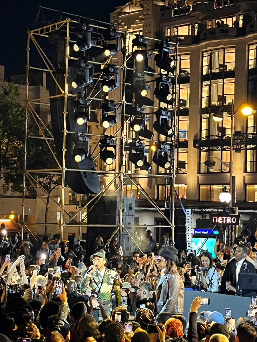 L_ACOUSTICS's tweet photo. L Series made its French pilot phase debut with Certified Providers #Dushow, deployed by #DePréférence on the Pont Neuf in Paris at the Louis Vuitton Menswear SS2024 Fashion Show under the artistic direction of Pharell Williams 🔊
📸 De Préférence https://t.co/NgUAKXmHBu