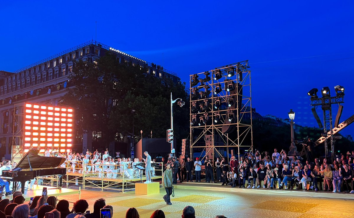 L_ACOUSTICS's tweet photo. L Series made its French pilot phase debut with Certified Providers #Dushow, deployed by #DePréférence on the Pont Neuf in Paris at the Louis Vuitton Menswear SS2024 Fashion Show under the artistic direction of Pharell Williams 🔊
📸 De Préférence https://t.co/NgUAKXmHBu