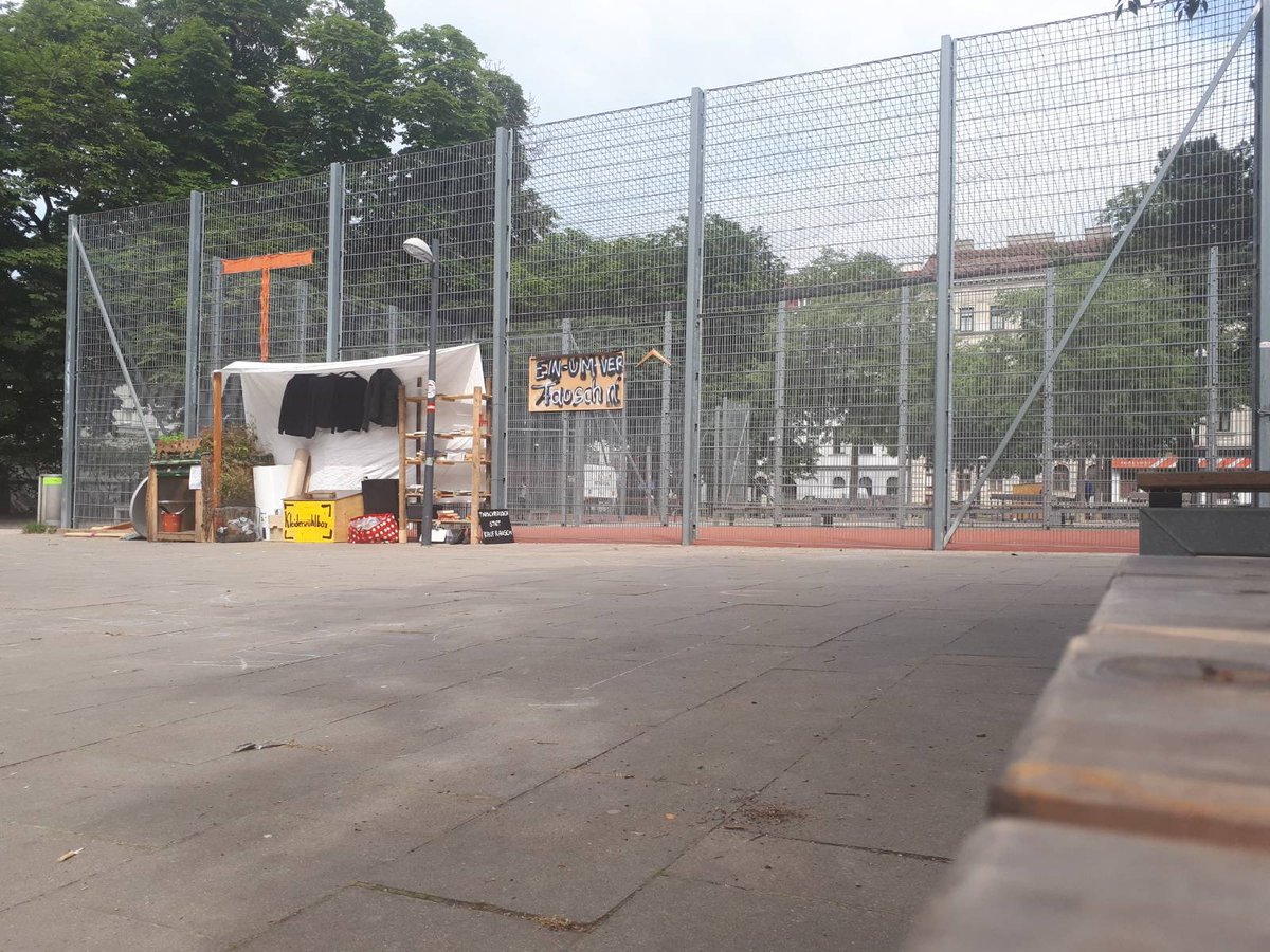 Ein Bewohner gestaltet eine tolle Tauschoase in Ottakring, damit Menschen tauschen können anstatt immer neu zu konsumieren und die Umwelt zu zerstören. Was will die Stadt Wien? Räumen. Klimaschutz? Egal?

Was ist denn da los <a href="/ChairNoHorseKey/">Jürgen Czernohorszky</a> ?

<a href="/falter_at/">@falter_at</a> <a href="/krone_at/">Kronen Zeitung</a>