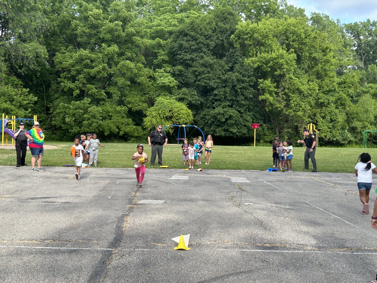 Yesterday’s Field Day ⁦<a href="/ESCoftheWR/">ESC of the Western Reserve</a>⁩ Lake Hale Summer Sidekicks was joined by local community heroes ⁦<a href="/KirtlandPolice/">Kirtland Police Department</a>⁩ ⁦<a href="/lakeohsheriff/">Lake County Sheriff</a>⁩ and Mounted Police officers! Students representing all@Lake County schools attended and everyone joined in the fun! #escwr