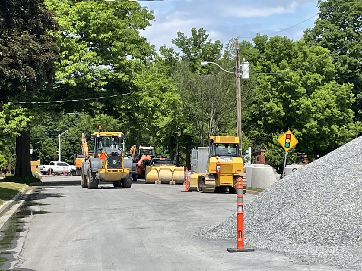 Happy Friday! 😇We have a major construction project starting next week and news about planned work on Royal Road. Your weekly update is below!