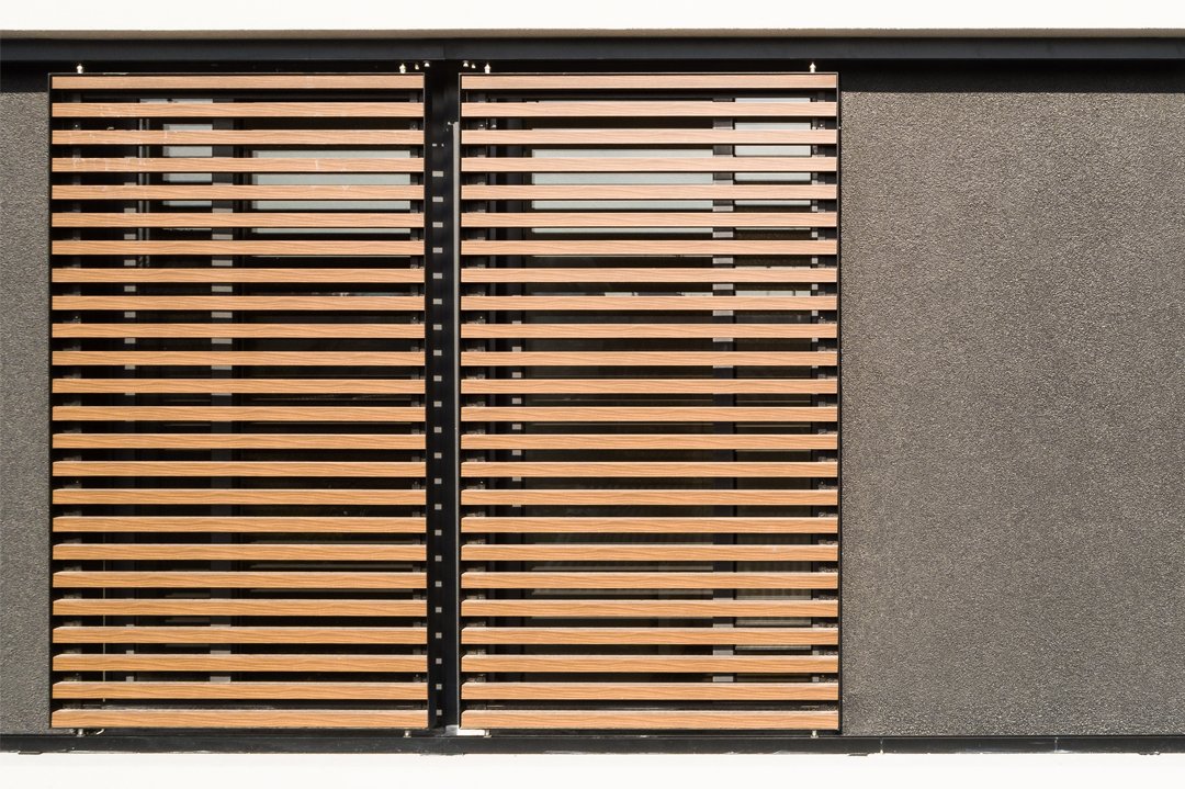 HDLatam's tweet image. Hunter Douglas Sliding &amp;amp; Folding Shutters, es la solución perfecta para mejorar el confort térmico interior y visual de un edificio, creando un aspecto llamativo y colorido desde el exterior. 

#controlsolar #persianas #fachadas