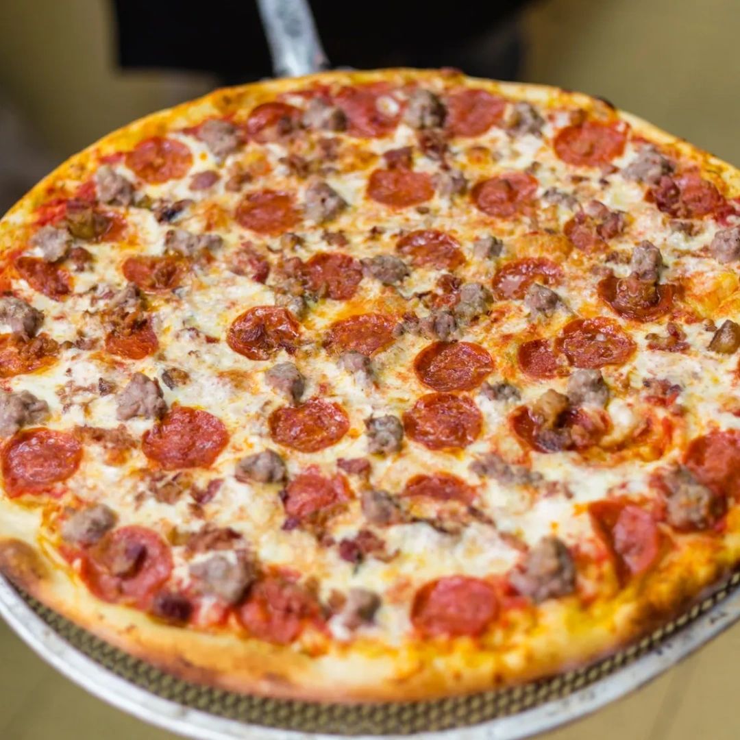 bringerinn's tweet photo. Thursdays are now officially pizza day at the Bringer Inn! Come in for our crispy thin crust pizza, and guess what? It's half-price too! Enjoy it with your friends, family, or colleagues. We promise it'll be worth it. 🍕 https://t.co/ubkFiYGytC