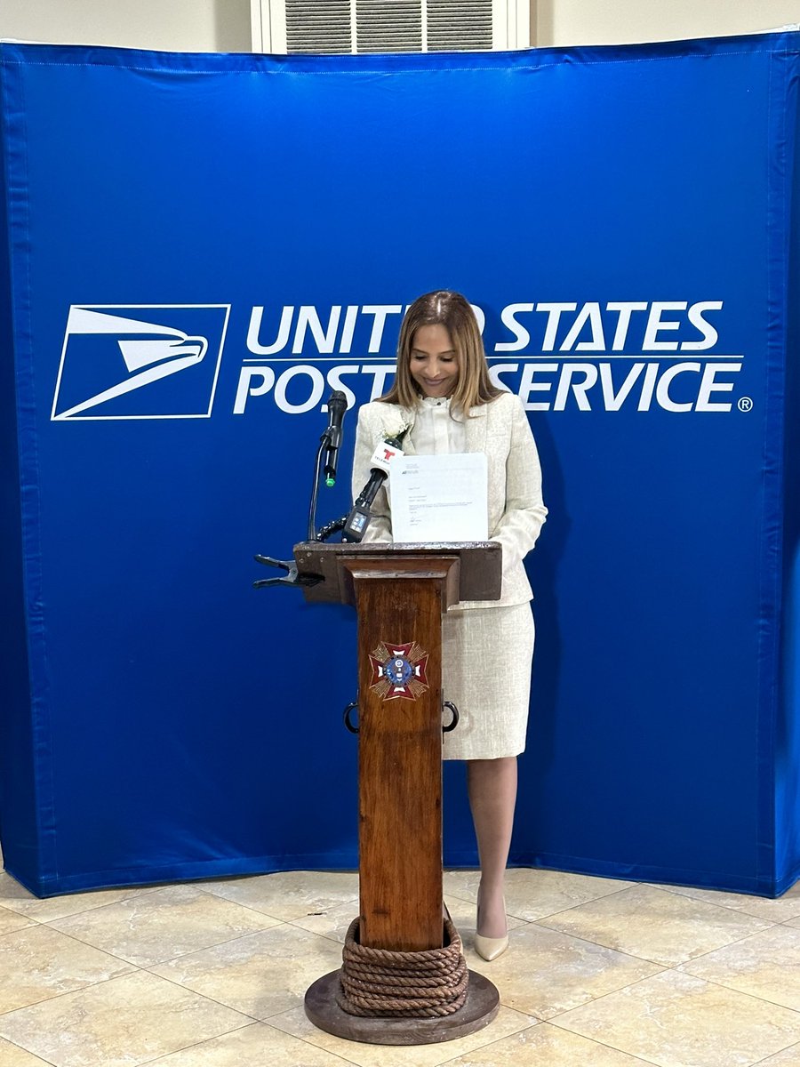 Today our office attended the swearing-in ceremony for #StatenIsland's new Postmaster, Frances Paulino. We look forward to working with her to ensure our postal operations continue to run efficiently, tackle mail fraud &amp; make improvements to the post offices in our community.