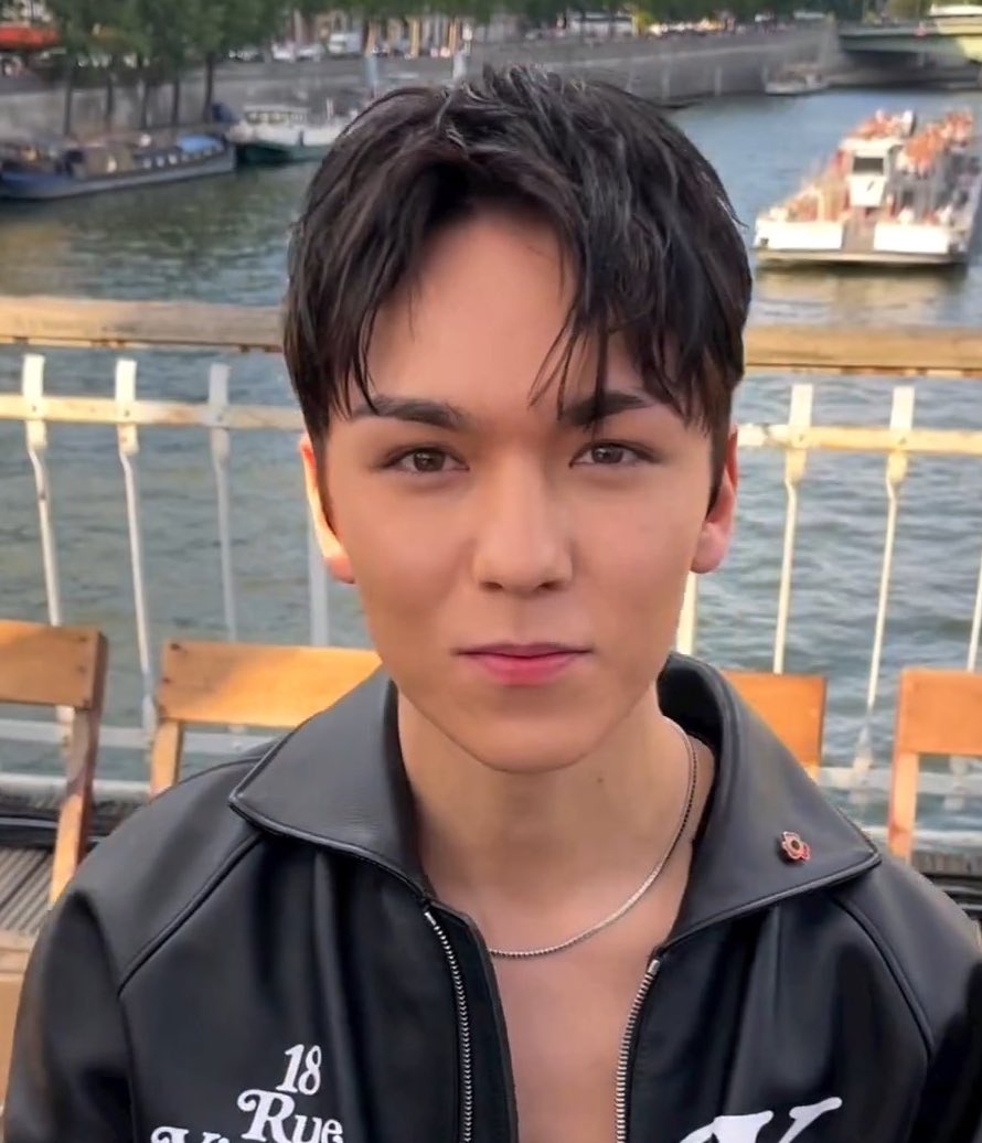 sounds_of_cheol's tweet photo. vernon's fit &amp; the eyebrow slit 🫠 

#VERNONxKENZOPFW @pledis_17 https://t.co/D8UHuyd2QG