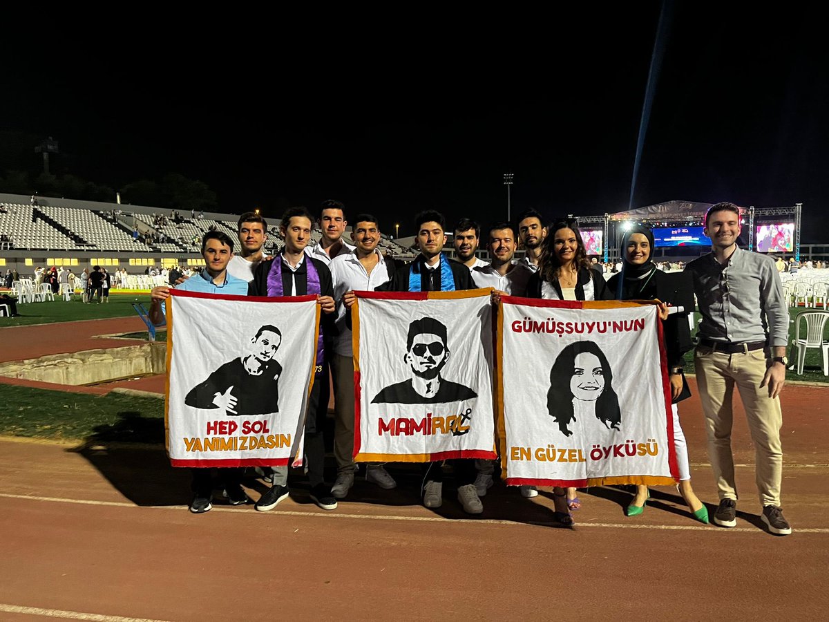 Muhammet Tonkaz, Alper Baydın ve Öykü Demirci'nin mezuniyetlerini tebrik eder, mutluluk ve başarının bir an olsun peşlerini bırakmadığı bir hayat dileriz. 

#BizKocamanBirAileyiz
#mezUNI
#ultrAslanUNI