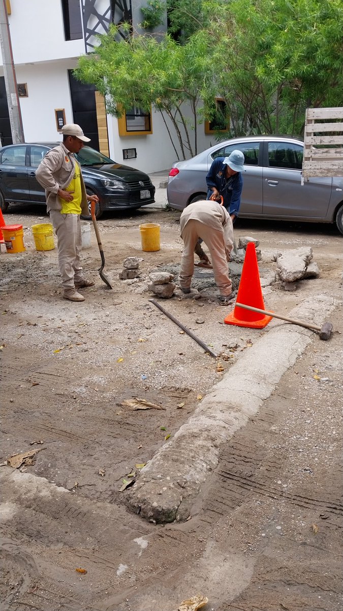 AloLopezF's tweet photo. @TuxtlaSMAPA @ecatuxtla Gracias ya están laborando la parte afectada https://t.co/ylRoUYHuws