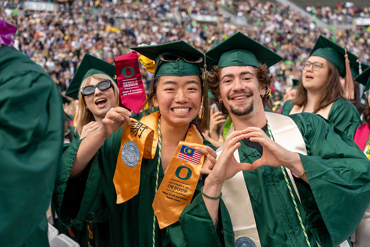 uoregon's tweet photo. Here's to the flock that's been there for you since IntroDUCKtion and who will be soaring by your side forever. 

One last congrats to the class of 2023! 🎓💚 #DuckGrad23 https://t.co/9iRv0tP1e3