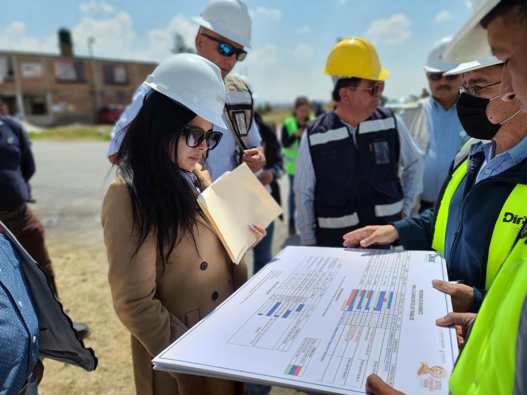 alecicela's tweet photo. Los roles de género son una inventiva patriarcal p/la comodidad machista, pretenden arrinconarnos en actividades que no les generen “molestia” por nuestras capacidades.

En el #DiaDeLaMujerEnLaIngenieria expreso mi admiración a todas las ingenieras por crecer en la adversidad 👩🏻‍🏭 https://t.co/bLMTtz4Yne