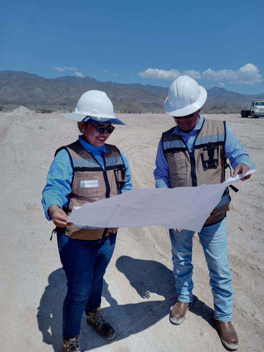 alecicela's tweet photo. Los roles de género son una inventiva patriarcal p/la comodidad machista, pretenden arrinconarnos en actividades que no les generen “molestia” por nuestras capacidades.

En el #DiaDeLaMujerEnLaIngenieria expreso mi admiración a todas las ingenieras por crecer en la adversidad 👩🏻‍🏭 https://t.co/bLMTtz4Yne