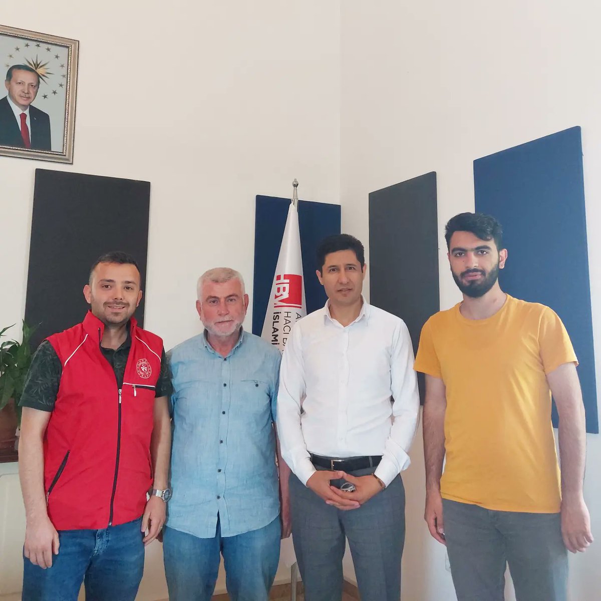 Hacı Bayram Veli Üniversitesi İslami İlimler Fakültesi Dekanı Sn. Prof. Dr. Yakup Civelek'i (@yakupcivelek) ziyaret ederek önümüzdeki dönemde yapacağımız çalışmaları değerlendirdik. Kıymetli hocamıza misafirperverliği için teşekkür ederiz. 

#GSBGM