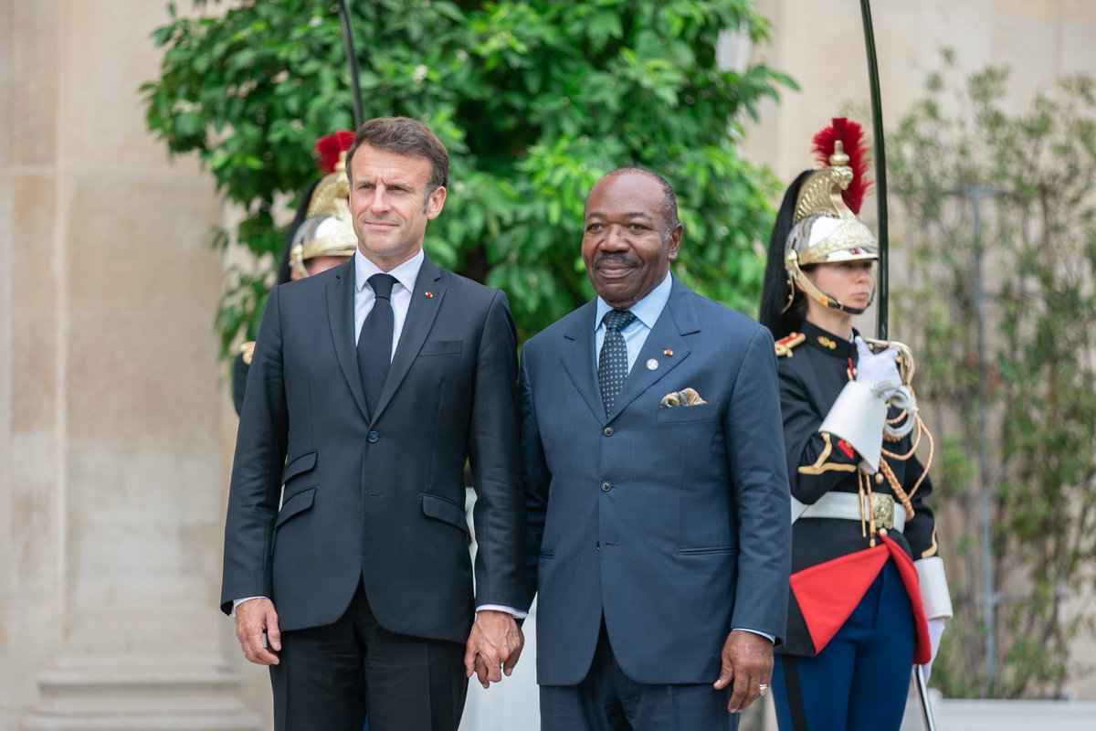benjimk's tweet photo. Pourquoi Macron aime prendre les chefs d’état Africain par la main en arrivant a l’Elisée? https://t.co/HV3QyZj6oM