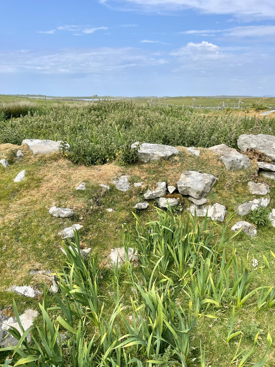 Alasdair_McK's tweet image. 4/4 The Vallay Strand area is full of fascinating sites like this and it’s no surprise Erskine set up his home here - Vallay House - on the nearby island. You can just see it in the background and here it is up close. A very braw hoose in its day!

#Beveridge #VallayIsland