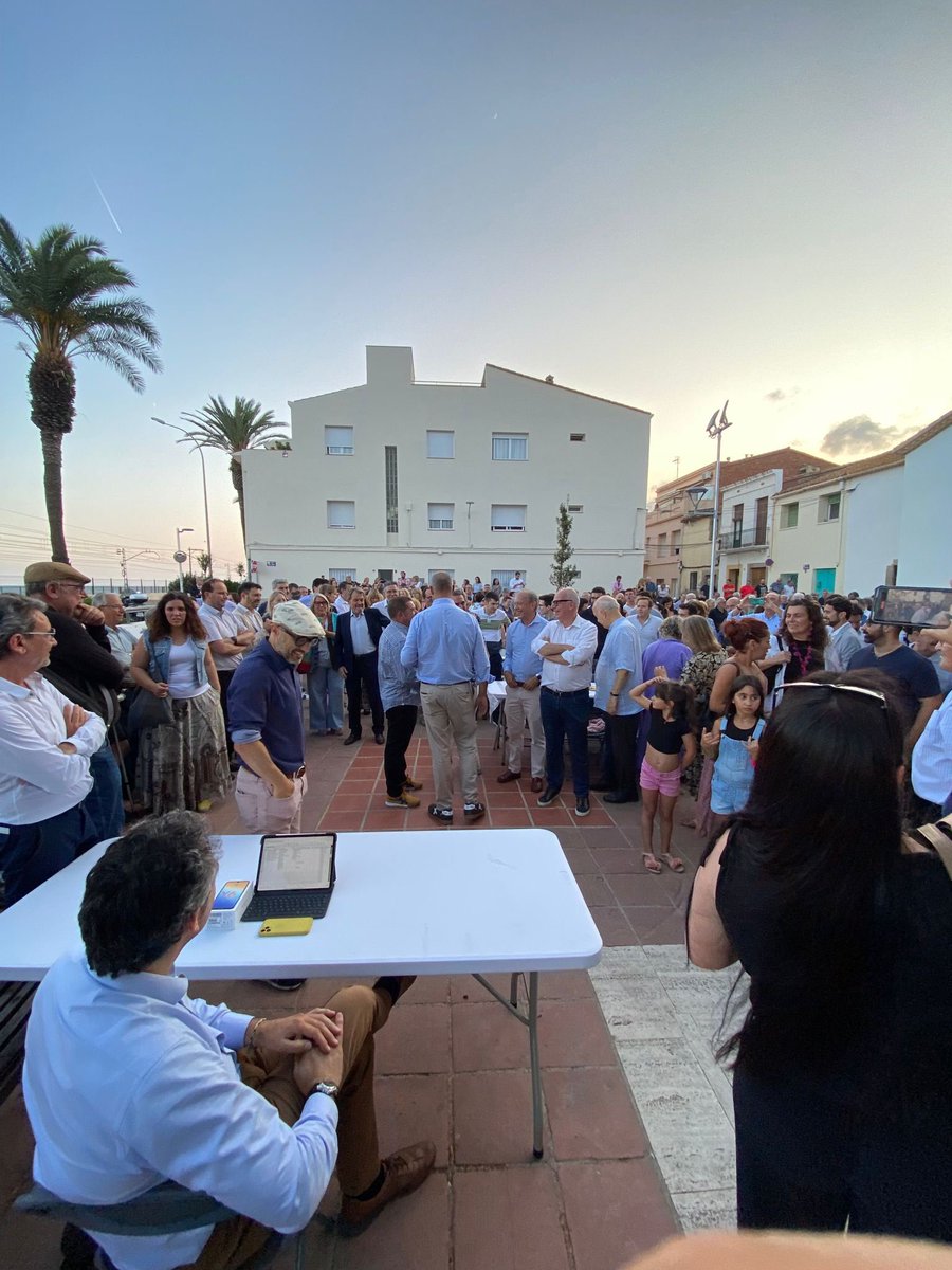 jncmaresme's tweet photo. Ahir la @jncmaresme vam assistir al sopar multitudinari amb més de 400 persones en suport a en @MiquelBuch que la justícia espanyola li demana 6 anys de presó i 27 d’inhibiltació.

Mai caminaràs sol! https://t.co/K6hTwDt0ZF