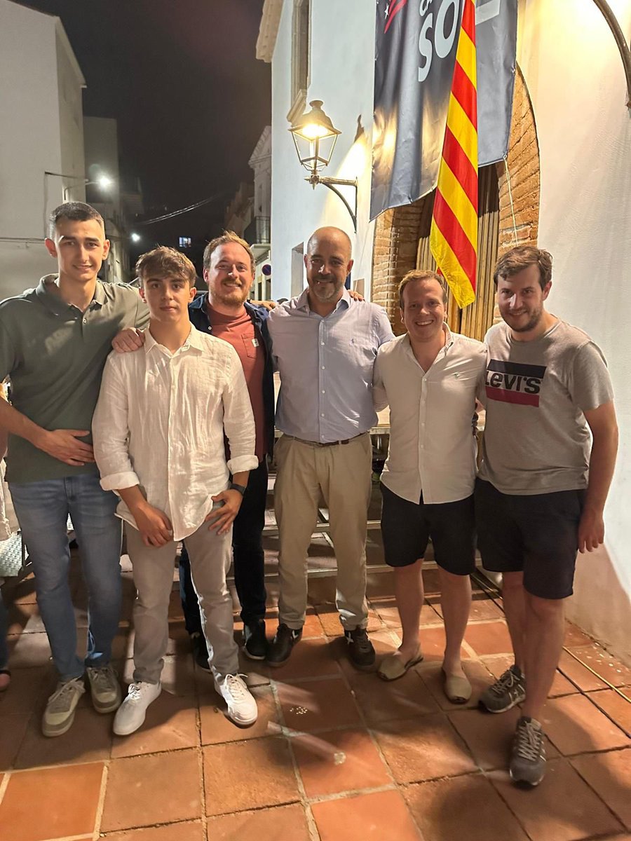 jncmaresme's tweet photo. Ahir la @jncmaresme vam assistir al sopar multitudinari amb més de 400 persones en suport a en @MiquelBuch que la justícia espanyola li demana 6 anys de presó i 27 d’inhibiltació.

Mai caminaràs sol! https://t.co/K6hTwDt0ZF