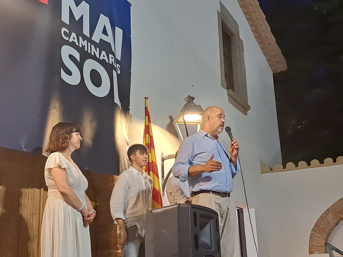 jncmaresme's tweet photo. Ahir la @jncmaresme vam assistir al sopar multitudinari amb més de 400 persones en suport a en @MiquelBuch que la justícia espanyola li demana 6 anys de presó i 27 d’inhibiltació.

Mai caminaràs sol! https://t.co/K6hTwDt0ZF