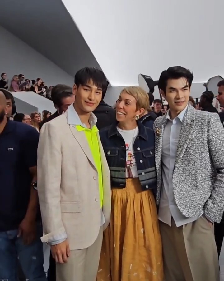 eurenataleticia's tweet photo. Ai gente Mathilde Favier é sempre uma querida com os meus meninos, serio ela é maravilhosa 💚💛
#MilePhakphum #ApoNattawin
#MathildeFavier #Dior
#DiorSummer24 #DiorMenSummer24xMileApo https://t.co/WMATMjl2ZG
