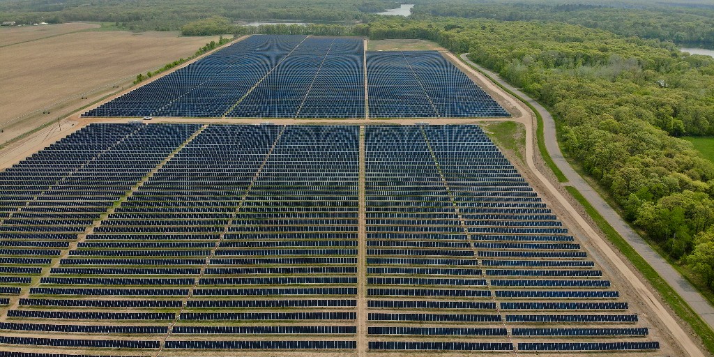 mnpower's tweet photo. Celebrating Sylvan Solar w/ local leaders &amp; labor partners. The 15.2-megawatt array, 1 of 3 solar projects boosting economic recovery, powers 3,400 homes! @WhiteEarthTribe  @RREALSolar  @MN_PUC  @skeltonjosh3  @JKSullivanMN @lucasfranco5  @LIUNAMinnesota  @jennifer_jae82 https://t.co/ZKjELpmhxa