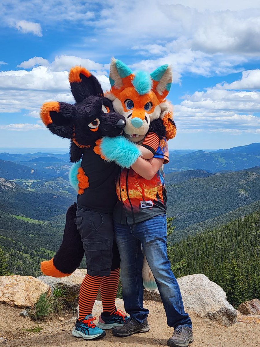 #FursuitFriday with this handsome bean <a href="/CyrinWolf/">Cyrin Wuff</a> !! Miss that cute wolf💙