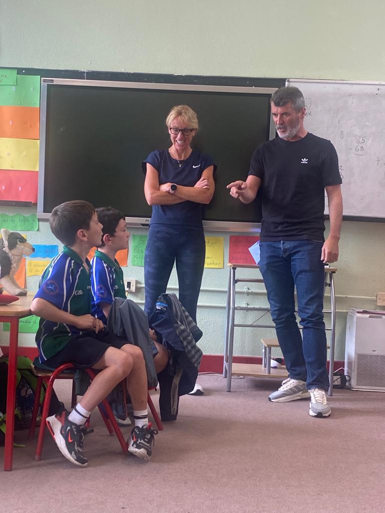 GNaofa's tweet photo. Féach cé bhuail isteach ar chuairt tráthnóna... an t-aon Roy Keane a bhí fial, foighneach &amp; inspioráideach. Bhain leanaí na Gaelscoile an-sult as an gcuairt.... GRMMA Keano! ⚽☘️🇮🇪 https://t.co/0xrxgAsG7B