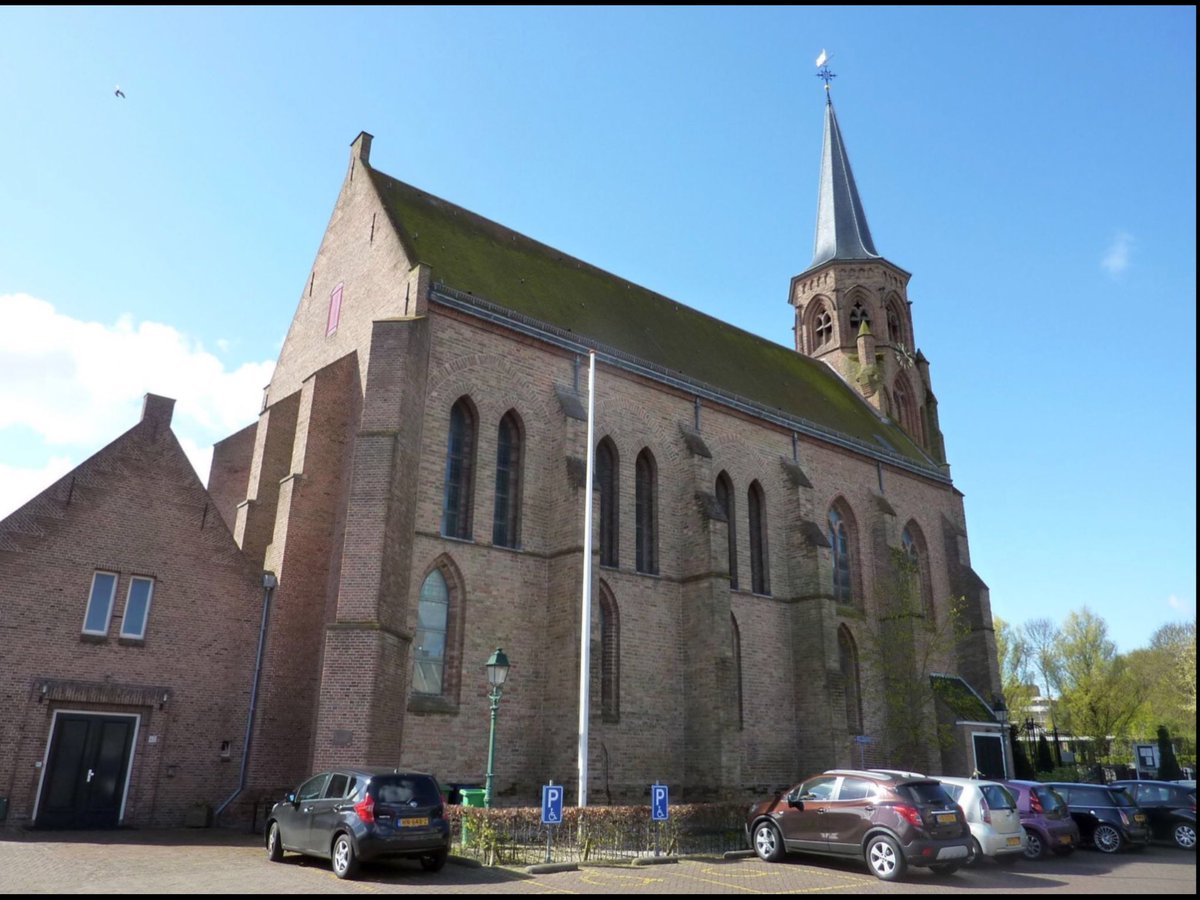 Molen is gebouwd met fin steun v Stadhouder Prins Maurits. Abdykerk Loosduinen (Schelde gothiek) is oudste gebouw v 070 En behoorde bij cisterciënzer vrouwenklooster. Hadewych Floriszdochter is daar geboren ca 1117 en werd de stammoeder vh Huis Voorne ( Zijtak Hollandse Huis )