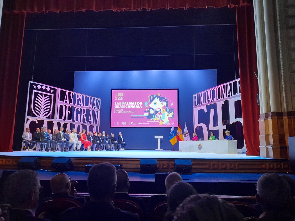 #FiestasFundacionales #LasPalmas Asistimos al acto de entrega de #HonoresYDistinciones @AyuntamientoLPA Enhorabuena a todas las personas y  entidades reconocidas. Y gracias a quienes nos presentan como referentes a personas que trabajan por el bien común. <a href="/Fundacionesecca/">Fundaciones ECCA</a>