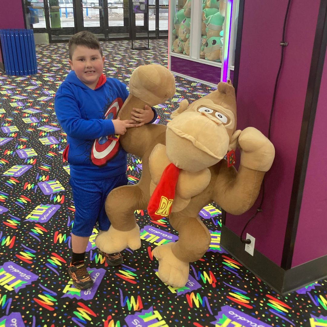 TiltStudioUS's tweet image. This champion conquered the arcade and claimed victory with a Donkey Kong plush! 
.
.
.
#tiltstudio #arcadewinner #arcadeplush #donkeykong #nintendo #arcade #winner