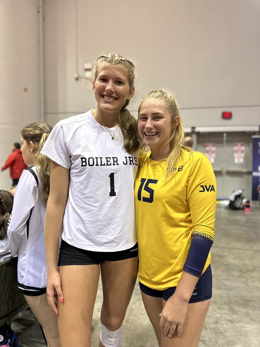 Having so much fun at AAUs in Orlando. 5-1 after Day 2! Can’t wait to continue playing with this team. Also, got to watch and chat with my future teammate <a href="/AlaynaChristner/">Alayna Christner</a> Can’t wait to play with this girl!! #GoRedHawks