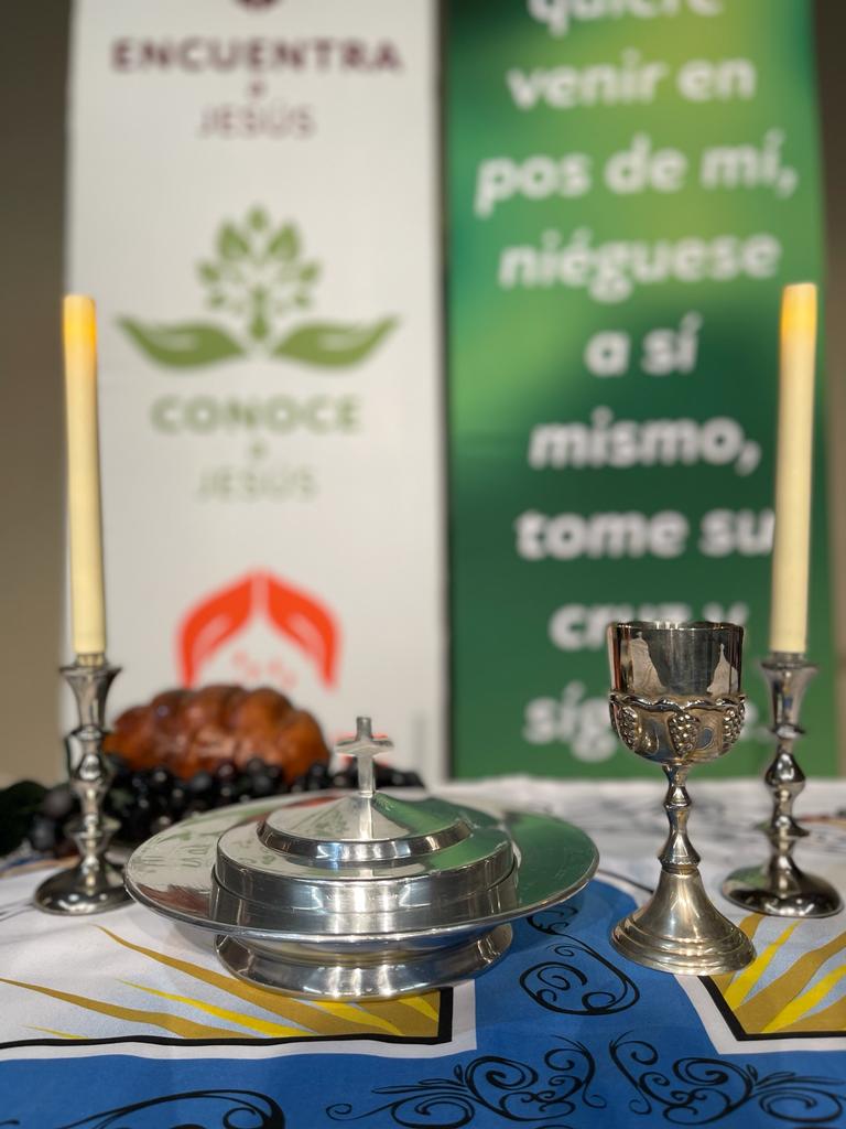 txumc's tweet photo. Rev. Andres Morales, Pastor of Clear Lake UMC sent this snap of the Lord’s table and the Celebración de Santa Cena.

Thank you to so many of you who have already shared some of these sacred moments with us! We want everyone to Come to the Table!

#UMC #TXUMC https://t.co/oT0m4RRDcp