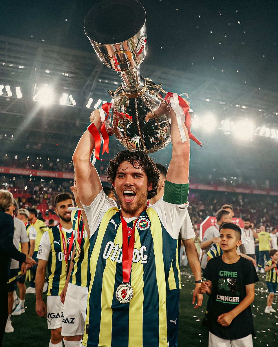 Fenerbahçe'ye 18 yaşında bir çocuk olarak geldi.

Fenerbahçe'de gelişti, büyüdü ve tam 5 yıl sonra 2023 yılında Fenerbahçe'nin kaptanı oldu.

Kulübü istemediği taktirde her zaman transfer tekliflerine kapalı oldu.

Herkesin bir değeri vardır ama Ferdi'nin yeri ayrıdır. Vefa...