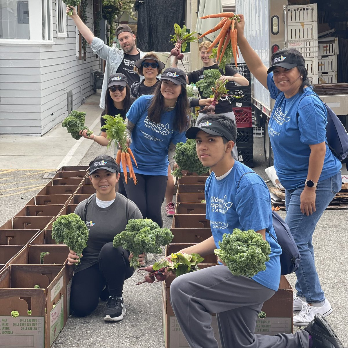 ChildrensLA's tweet photo. Cajas de productos gratuitas – Domingo 25 de junio, 10 a.m., en Rick's Produce Market, 755 N. Virgil Ave. Colaboración entre @ChildrensLA @easthollywoodnc y Rick’s Produce. Ver folleto para más información. #communityimpact #beyondwell https://t.co/zOdlLy5uRy