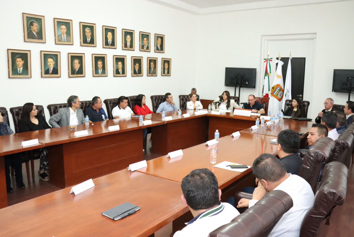 ManuelVilchisMV's tweet photo. En la 6ª Sesión Ordinaria De La Comisión Municipal De Mejora Regulatoria el @GobZinacantepec recibió el📌Certificado #PROSARE por acreditar los estándares de la @CONAMER_MX para otorgar trámites de apertura para negocios de bajo riesgo.
#GobiernoCercanoEIncluyente https://t.co/9tDtIhS42l