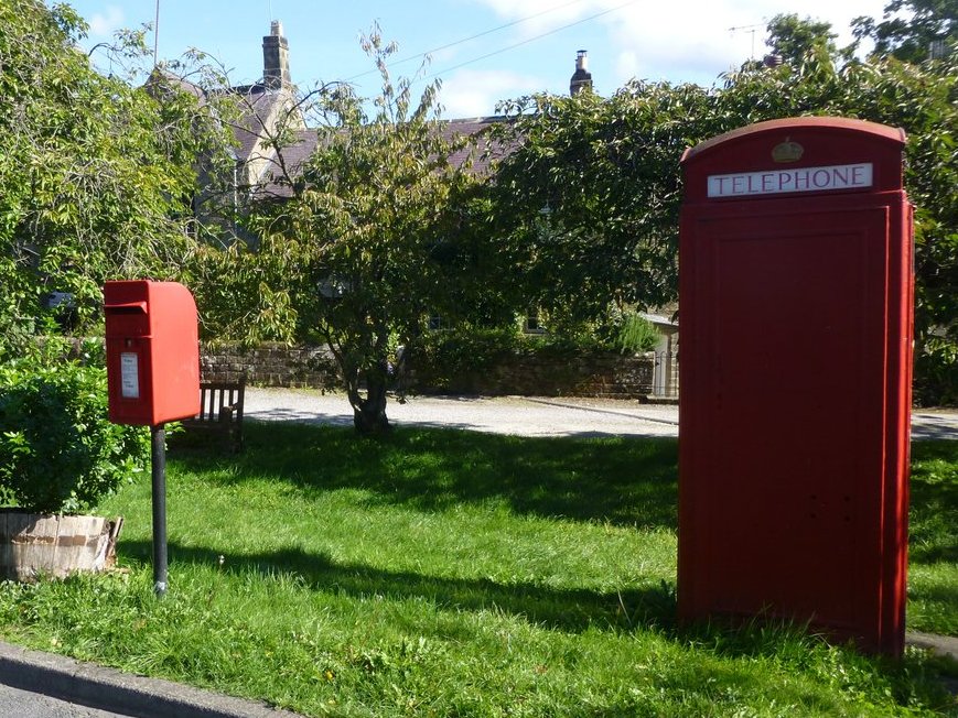 📮#Postbox & #Telephonebox on the green at Bewerley nr #PateleyBridge #NorthYorkshire #PostboxSaturday