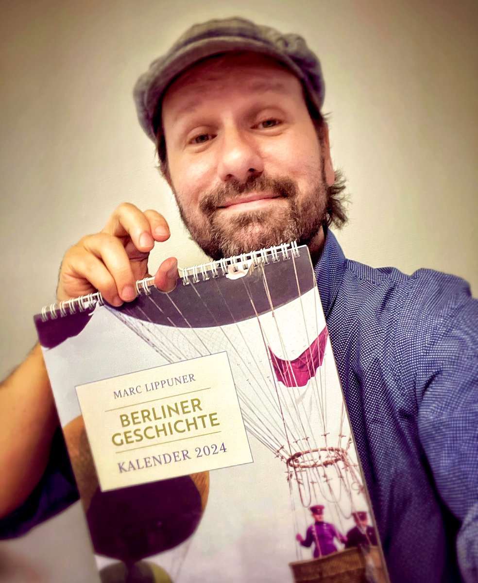 So, Leute! Er ist da. Mein sechster Kalender #BerlinerGeschichte - jetzt in neuem Look. Wie immer gibt es 53 interessante und gelegentlich auch sicher überraschende Fakten aus 800 Jahren Berlin-Geschichte.
Ich bin mächtig stolz und auch ein bisschen betrunken vor Freude.