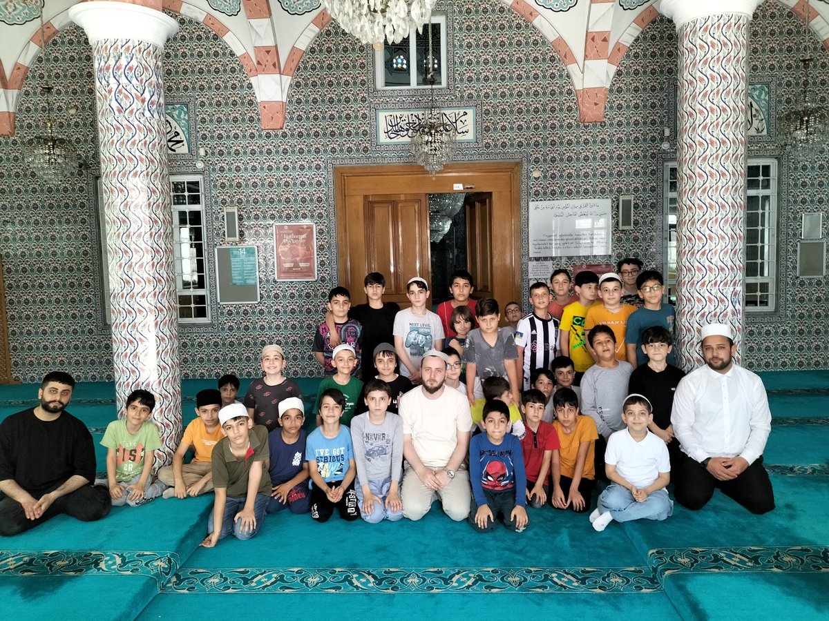 pusulagk's tweet photo. Yaz kursumuz devam ediyor...

Unutulmayacak hatıralar biriktirmeye devam ediyoruz...

Bugün Cuma Namazını Emir Sultan Camiinde kıldıktan sonra "Caminin Bölümlerini" öğrendik. 

Sonrasında ne mi yaptık? Tabiki oyunlar oynayarak eğledik.

#birharfinhatrına 
#eğlenereköğreniyoruz https://t.co/dtcRApNaZe