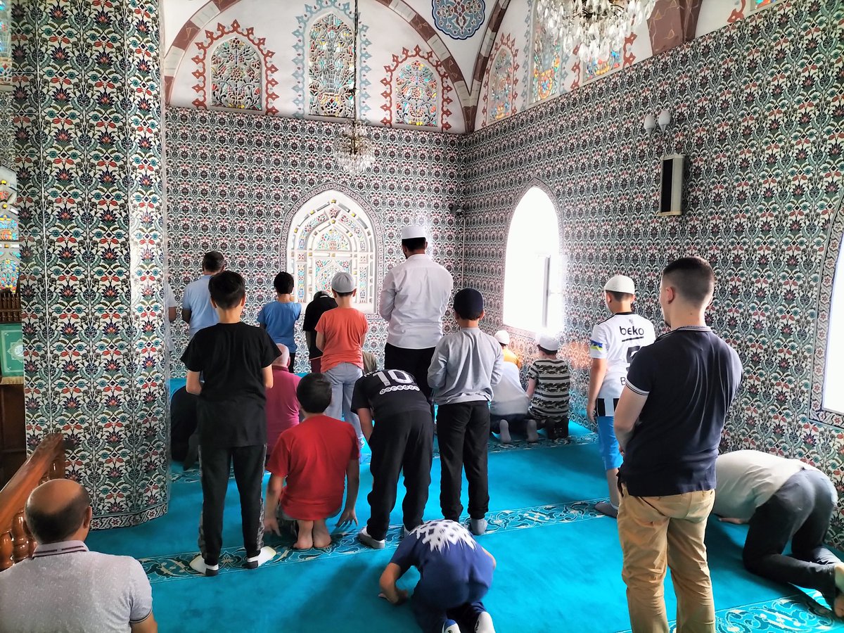 pusulagk's tweet photo. Yaz kursumuz devam ediyor...

Unutulmayacak hatıralar biriktirmeye devam ediyoruz...

Bugün Cuma Namazını Emir Sultan Camiinde kıldıktan sonra "Caminin Bölümlerini" öğrendik. 

Sonrasında ne mi yaptık? Tabiki oyunlar oynayarak eğledik.

#birharfinhatrına 
#eğlenereköğreniyoruz https://t.co/dtcRApNaZe