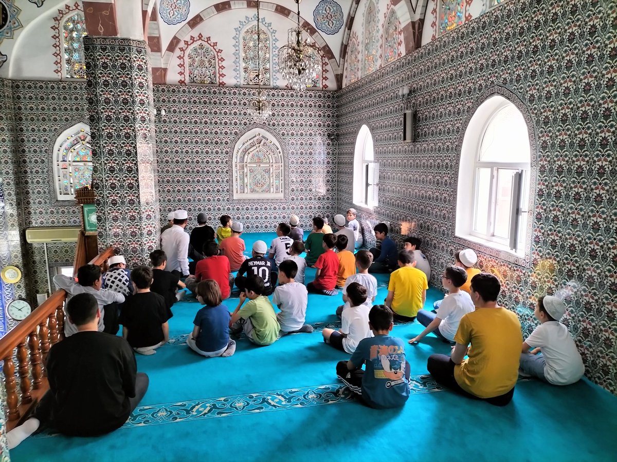 pusulagk's tweet photo. Yaz kursumuz devam ediyor...

Unutulmayacak hatıralar biriktirmeye devam ediyoruz...

Bugün Cuma Namazını Emir Sultan Camiinde kıldıktan sonra "Caminin Bölümlerini" öğrendik. 

Sonrasında ne mi yaptık? Tabiki oyunlar oynayarak eğledik.

#birharfinhatrına 
#eğlenereköğreniyoruz https://t.co/dtcRApNaZe
